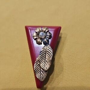 Vintage Art Deco-Style Dress Clip with Faux Pearl and Metal Leaf Design.